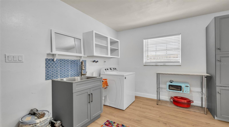 Large Downstairs Laundry/ Utility Room