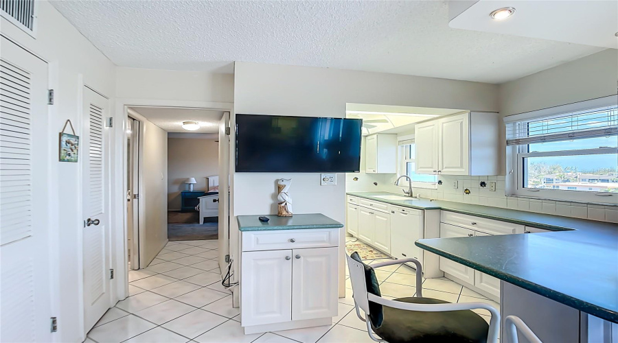 Venice, Florida 34285, 2 Bedroom Bedrooms, ,2 Bathroombathrooms,Residential,For Sale,Tarpon Center,0,Mfrn6144069