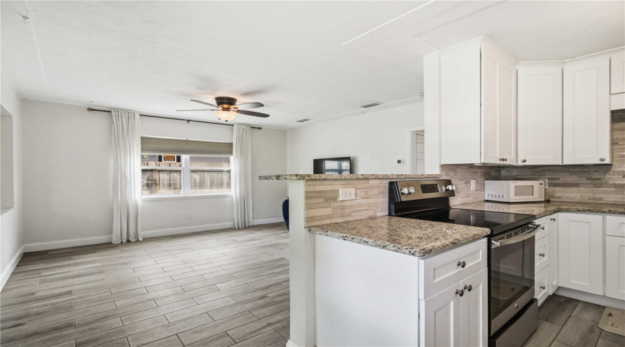 Sarasota, Florida 34239, 2 Bedroom Bedrooms, ,1 Bathroombathrooms,Residential,For Sale,Hillview,0,Mfra4704237
