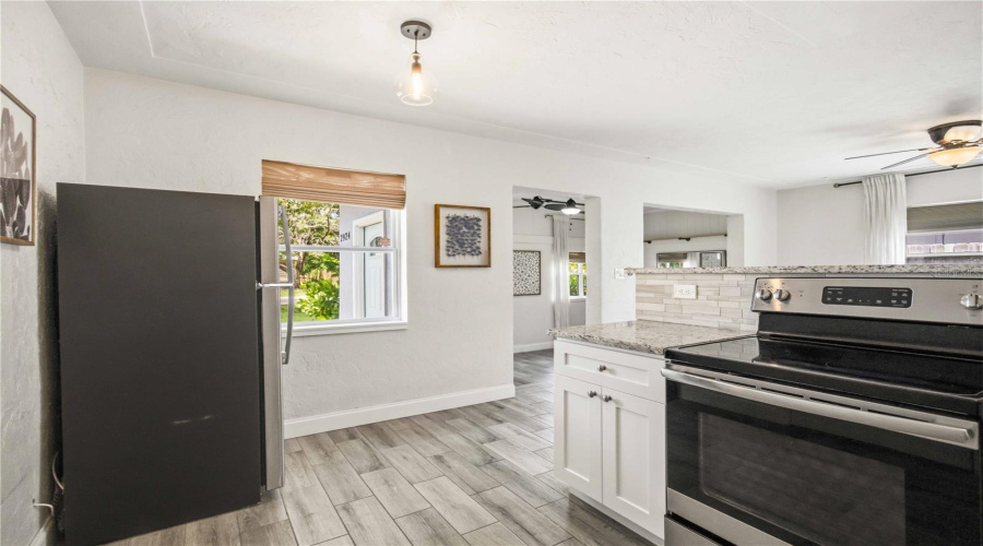 Sarasota, Florida 34239, 2 Bedroom Bedrooms, ,1 Bathroombathrooms,Residential,For Sale,Hillview,0,Mfra4704237