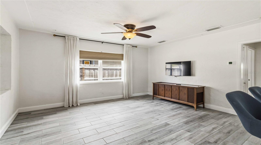 Sarasota, Florida 34239, 2 Bedroom Bedrooms, ,1 Bathroombathrooms,Residential,For Sale,Hillview,0,Mfra4704237