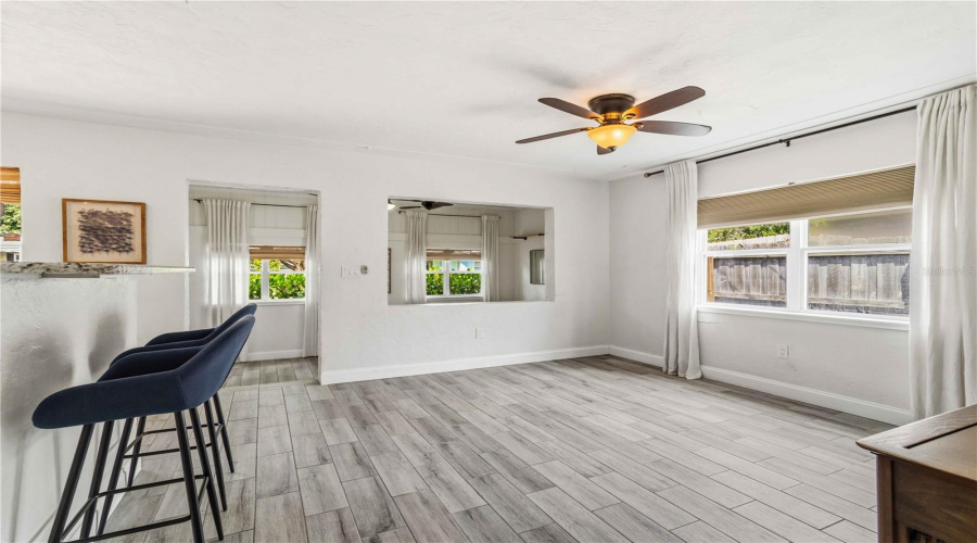 Sarasota, Florida 34239, 2 Bedroom Bedrooms, ,1 Bathroombathrooms,Residential,For Sale,Hillview,0,Mfra4704237
