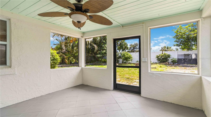 Sarasota, Florida 34239, 2 Bedroom Bedrooms, ,1 Bathroombathrooms,Residential,For Sale,Hillview,0,Mfra4704237