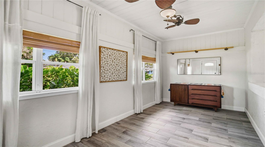 Sarasota, Florida 34239, 2 Bedroom Bedrooms, ,1 Bathroombathrooms,Residential,For Sale,Hillview,0,Mfra4704237