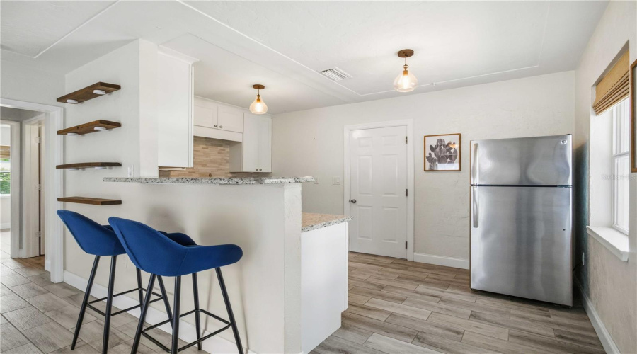 Sarasota, Florida 34239, 2 Bedroom Bedrooms, ,1 Bathroombathrooms,Residential,For Sale,Hillview,0,Mfra4704237