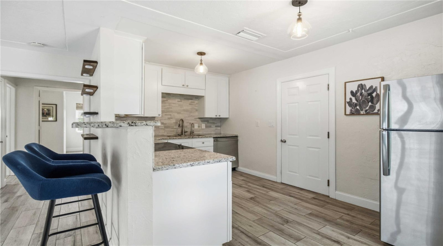 Sarasota, Florida 34239, 2 Bedroom Bedrooms, ,1 Bathroombathrooms,Residential,For Sale,Hillview,0,Mfra4704237