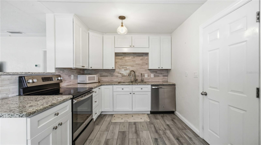 Sarasota, Florida 34239, 2 Bedroom Bedrooms, ,1 Bathroombathrooms,Residential,For Sale,Hillview,0,Mfra4704237