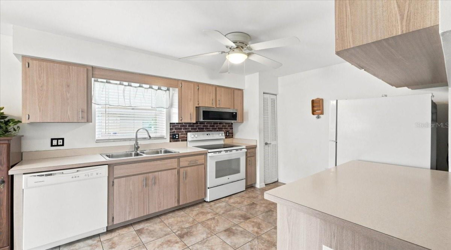 Lakeland, Florida 33810, 2 Bedroom Bedrooms, ,2 Bathroombathrooms,Residential,For Sale,Prairie Dunes,0,Mfrl4964295