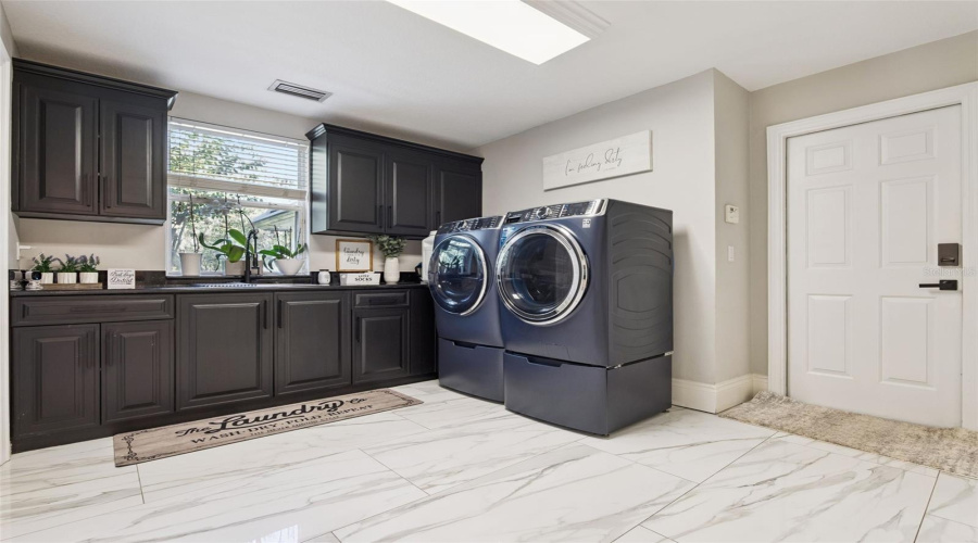 Longwood, Florida 32779, 5 Bedroom Bedrooms, ,5 Bathroombathrooms,Residential,For Sale,Sweetwater Club,0,Mfro6432120