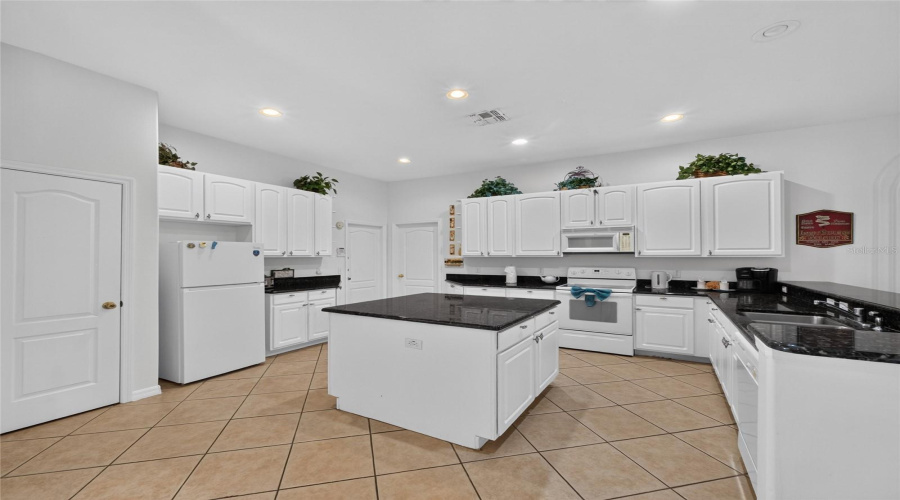 Davenport, Florida 33837, 6 Bedroom Bedrooms, ,5 Bathroombathrooms,Residential,For Sale,Blue Heron,0,Mfrs5156373