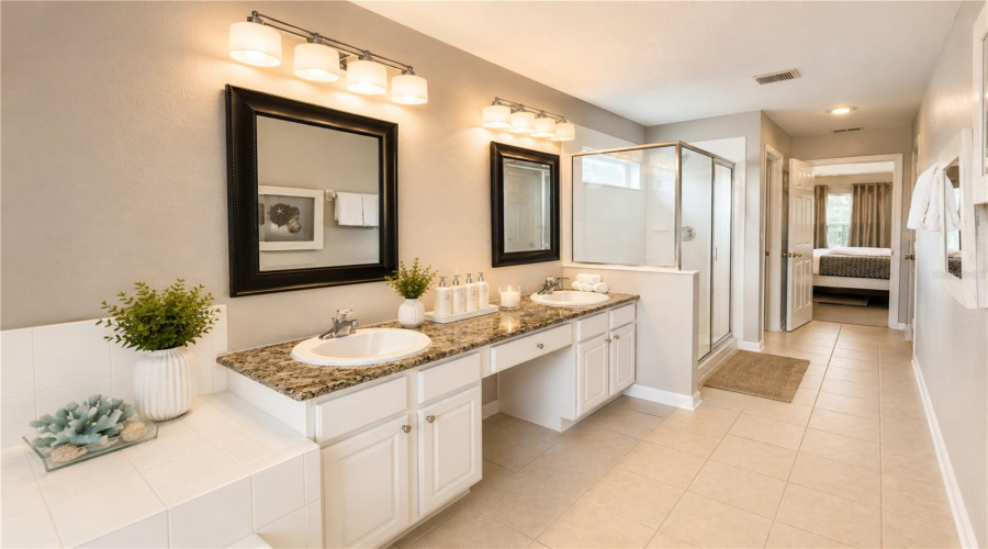 Kissimmee, Florida 34747, 6 Bedroom Bedrooms, ,4 Bathroombathrooms,Residential,For Sale,Basnett,0,Mfro6435446