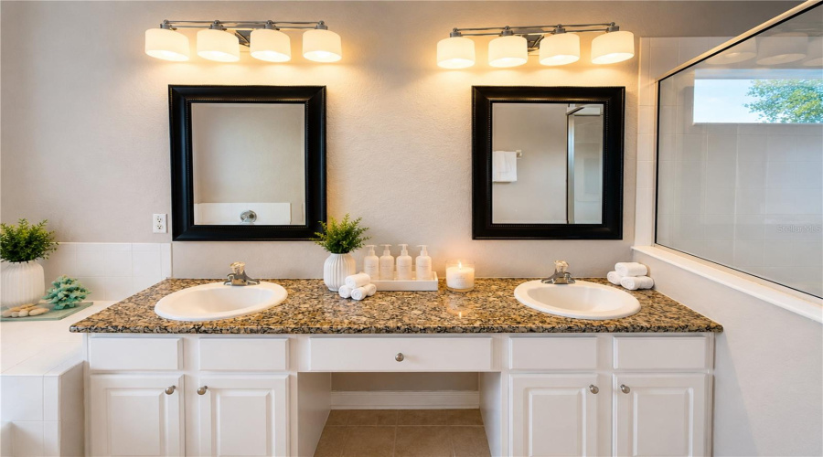 Kissimmee, Florida 34747, 6 Bedroom Bedrooms, ,4 Bathroombathrooms,Residential,For Sale,Basnett,0,Mfro6435446