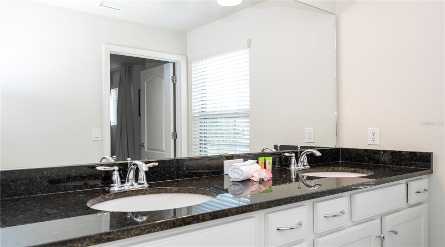 Kissimmee, Florida 34747, 6 Bedroom Bedrooms, ,4 Bathroombathrooms,Residential,For Sale,Rhodes,0,Mfro6381275