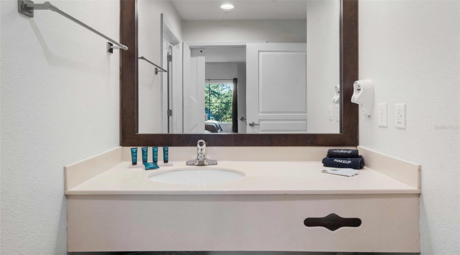 Orlando, Florida 32836, 1 Bedroom Bedrooms, ,1 Bathroombathrooms,Residential,For Sale,Palm,0,Mfrtb8516594