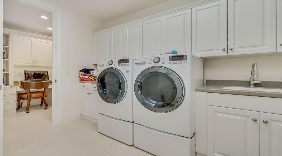 Orlando, Florida 32836, 6 Bedroom Bedrooms, ,6 Bathroombathrooms,Residential,For Sale,Southern Breeze,0,Mfro6344799