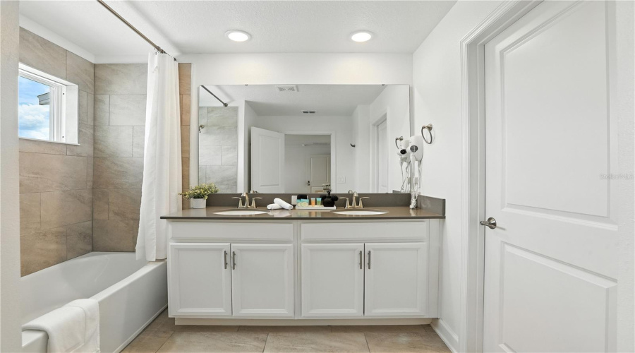 Davenport, Florida 33896, 4 Bedroom Bedrooms, ,3 Bathroombathrooms,Residential,For Sale,Kingsbarn,0,Mfro6342789