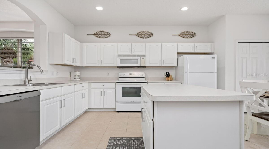 Davenport, Florida 33897, 6 Bedroom Bedrooms, ,4 Bathroombathrooms,Residential,For Sale,Carrera,0,Mfro6437771