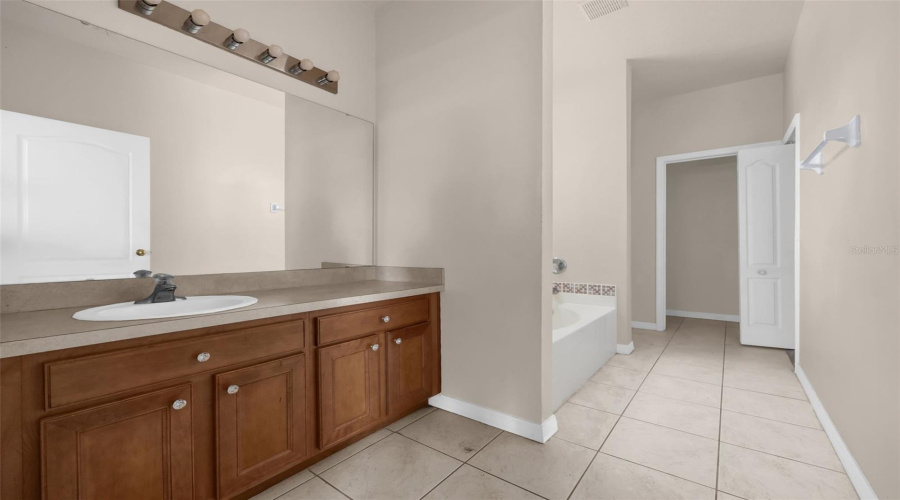 Davenport, Florida 33896, 4 Bedroom Bedrooms, ,2 Bathroombathrooms,Residential,For Sale,Royal Ridge,0,Mfro6436697