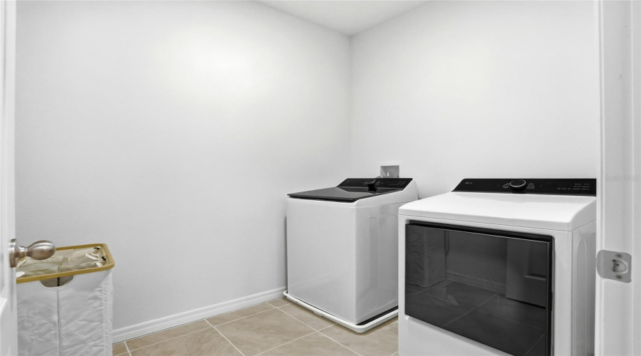 Davenport, Florida 33837, 5 Bedroom Bedrooms, ,3 Bathroombathrooms,Residential,For Sale,Moulin,0,Mfrs5156839