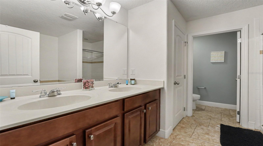 Davenport, Florida 33837, 5 Bedroom Bedrooms, ,4 Bathroombathrooms,Residential,For Sale,Oak Tree,0,Mfrtb8526534