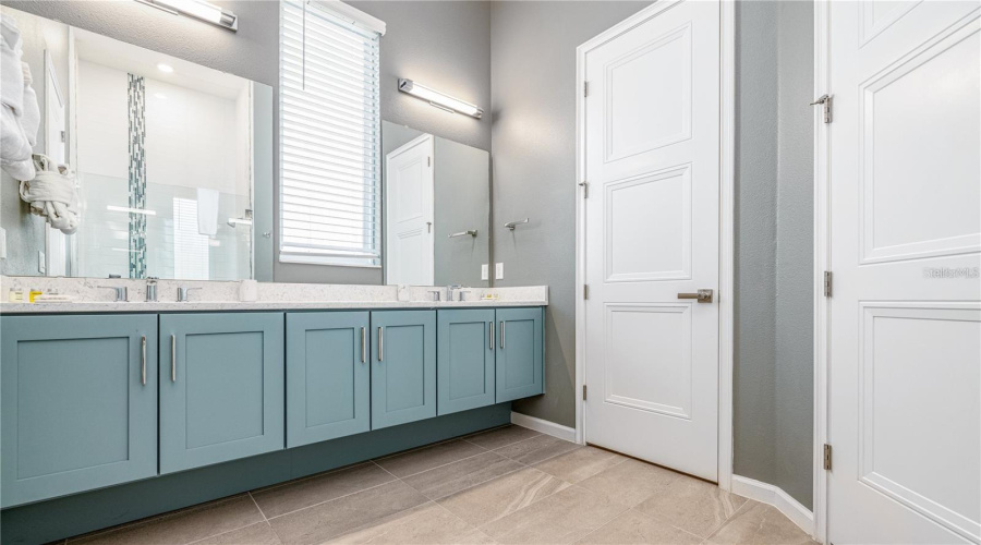 Davenport, Florida 33837, 11 Bedroom Bedrooms, ,11 Bathroombathrooms,Residential,For Sale,Oak Blossom,0,Mfro6437406