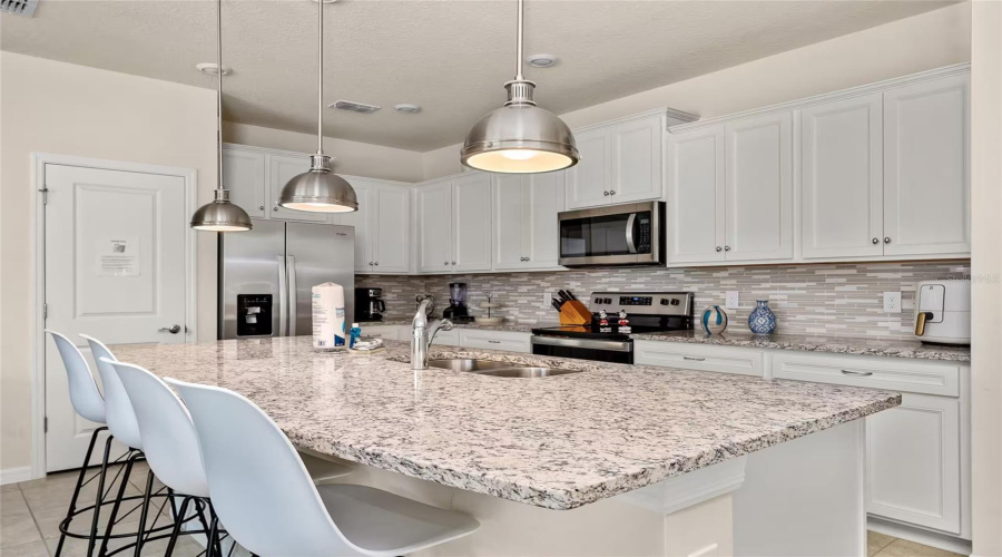 Davenport, Florida 33897, 5 Bedroom Bedrooms, ,4 Bathroombathrooms,Residential,For Sale,Lana,0,Mfro6439320