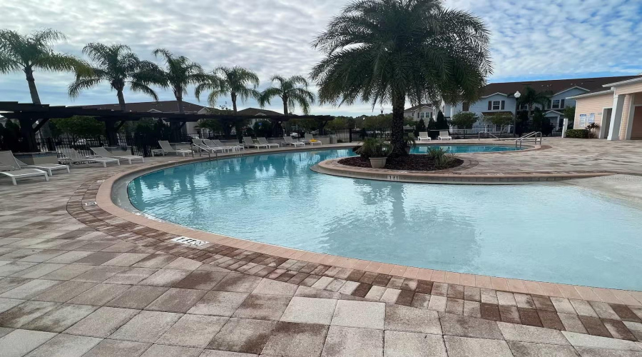 Hoa Pool