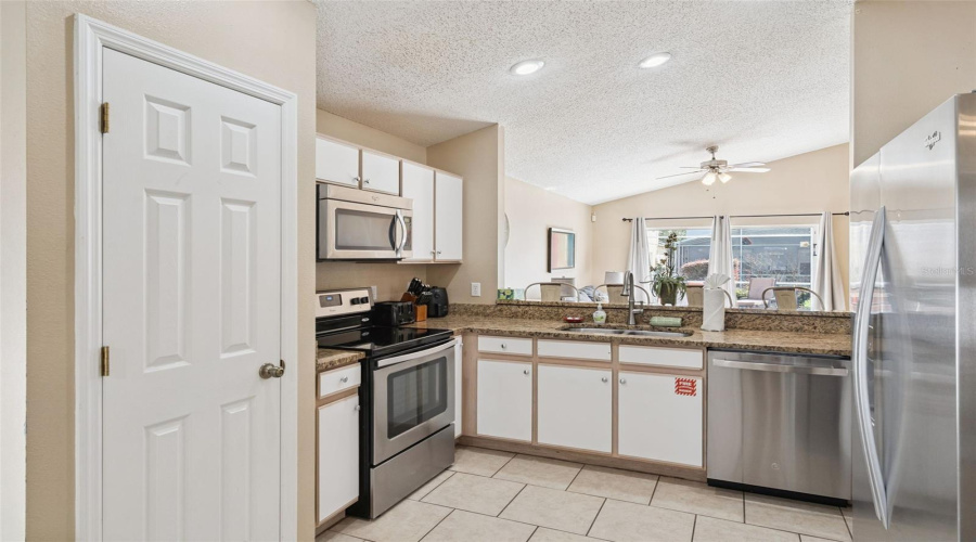 Davenport, Florida 33897, 3 Bedroom Bedrooms, ,2 Bathroombathrooms,Residential,For Sale,Lockbreeze,0,Mfro6440664