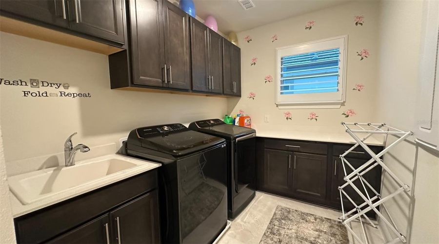 Orlando, Florida 32836, 7 Bedroom Bedrooms, ,4 Bathroombathrooms,Residential,For Sale,Leaf Grove,0,Mfro6438077
