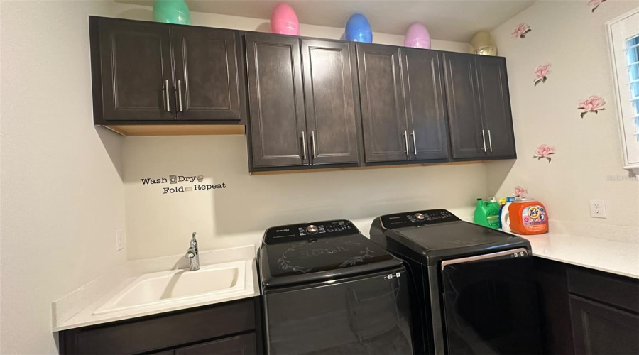 Orlando, Florida 32836, 7 Bedroom Bedrooms, ,4 Bathroombathrooms,Residential,For Sale,Leaf Grove,0,Mfro6438077