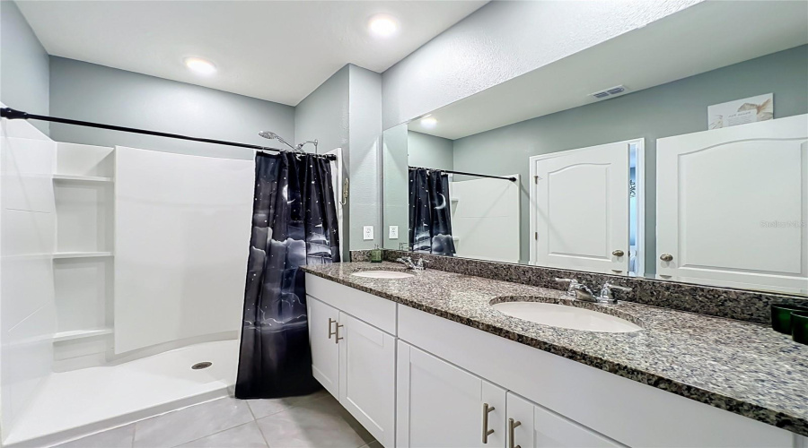 Davenport, Florida 33837, 5 Bedroom Bedrooms, ,4 Bathroombathrooms,Residential,For Sale,Oakmoss,0,Mfro6440765
