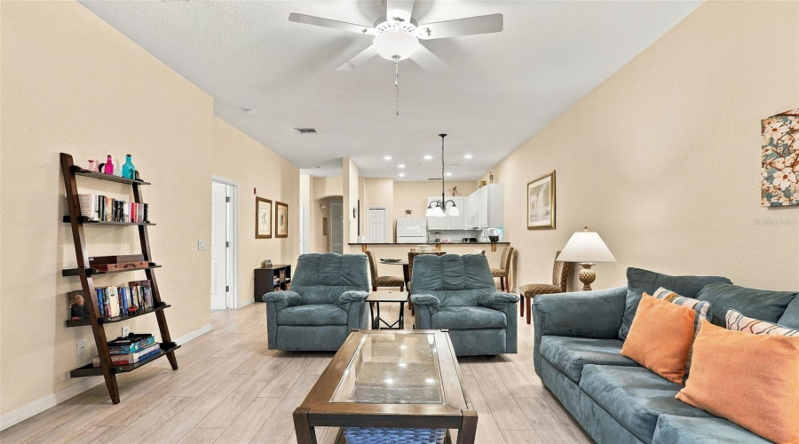 Comfy &Amp; Inviting Family Room!