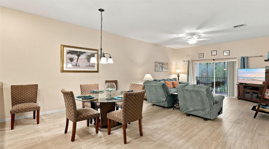 Spacious Dining &Amp; Family Room Combo