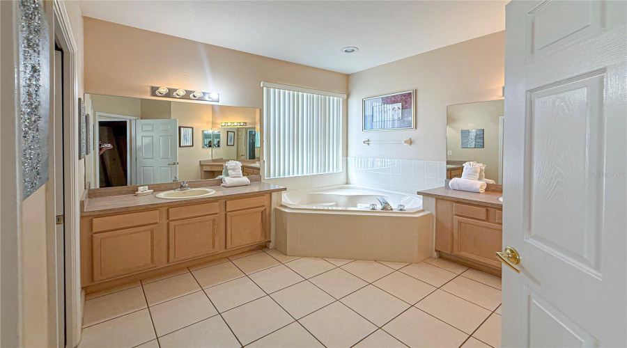 Davenport, Florida 33897, 6 Bedroom Bedrooms, ,4 Bathroombathrooms,Residential,For Sale,Tupelo,0,Mfrs5157226