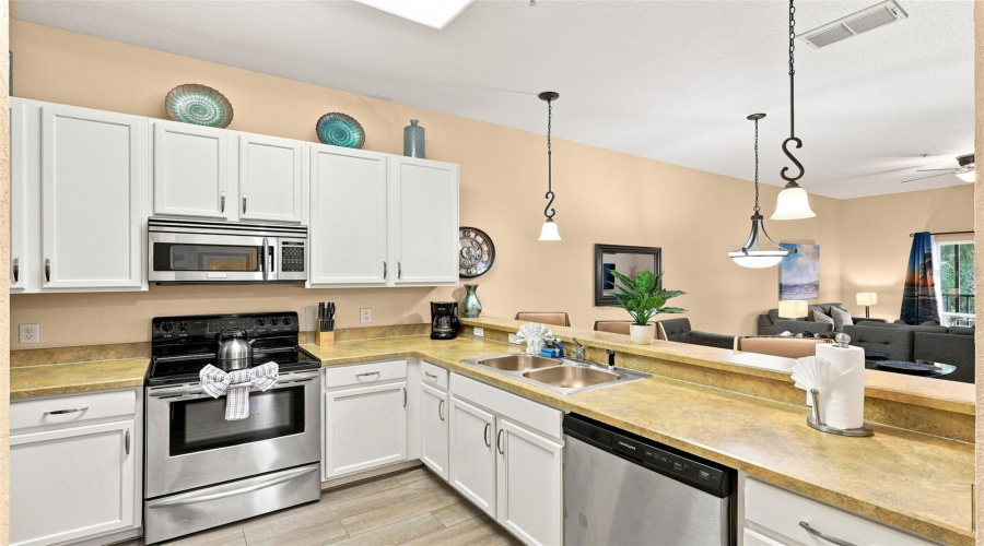 Well Appointed Kitchen Overlooks Dining &Amp; Family Rooms!