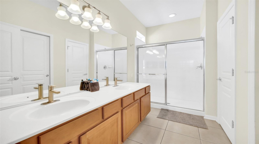 Kissimmee, Florida 34747, 5 Bedroom Bedrooms, ,5 Bathroombathrooms,Residential,For Sale,Teascone,0,Mfro6443150