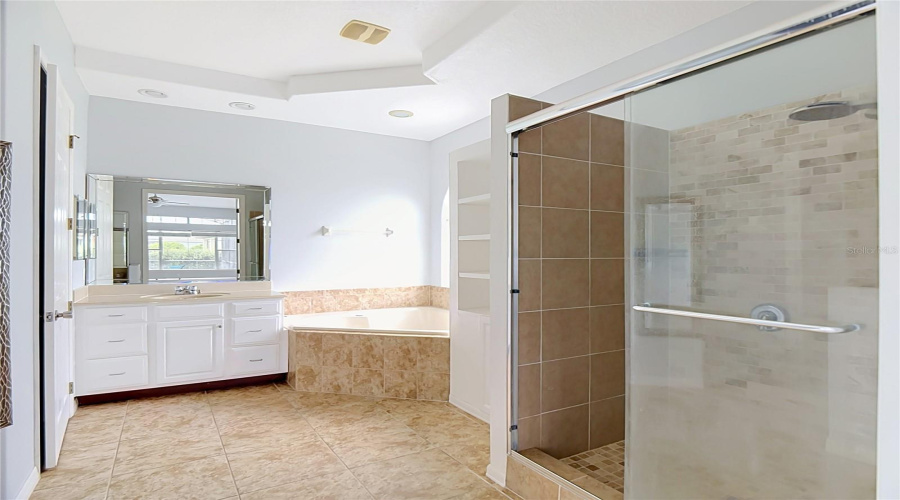 Primary En-Suite Bath