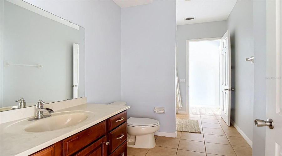 Full Hall Bath Upstairs