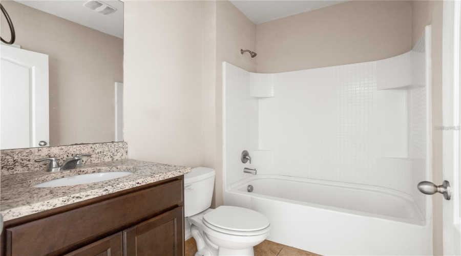 Full Bathroom W/Tub/Shower