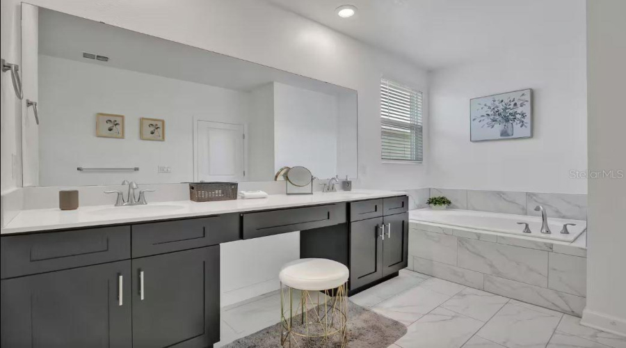 Davenport, Florida 33896, 5 Bedroom Bedrooms, ,5 Bathroombathrooms,Residential,For Sale,Leader,0,Mfrs5158153