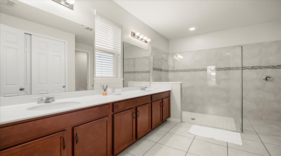 Kissimmee, Florida 34747, 6 Bedroom Bedrooms, ,4 Bathroombathrooms,Residential,For Sale,Nassau Point,0,Mfro6444250