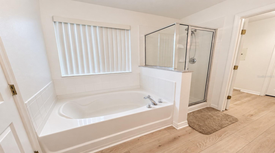 Ensuite Bathroom W/Garden Bathtub &Amp; Shower Stall