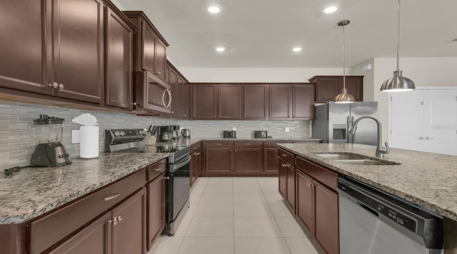 Davenport, Florida 33897, 9 Bedroom Bedrooms, ,6 Bathroombathrooms,Residential,For Sale,Mahalo,0,Mfrs5158448