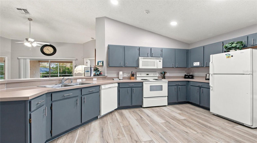 Davenport, Florida 33897, 4 Bedroom Bedrooms, ,3 Bathroombathrooms,Residential,For Sale,Pinedale,0,Mfro6444528
