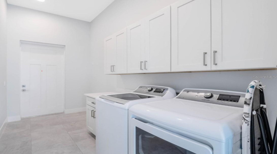 Kissimmee, Florida 34747, 6 Bedroom Bedrooms, ,6 Bathroombathrooms,Residential,For Sale,Castle Pines,0,Mfro6446382
