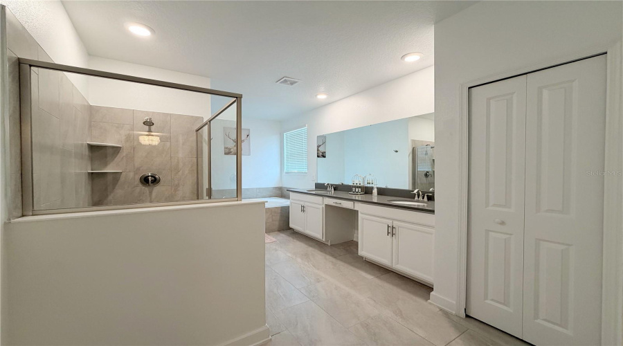Davenport, Florida 33896, 6 Bedroom Bedrooms, ,5 Bathroombathrooms,Residential,For Sale,Kingsbarn,0,Mfro6446677