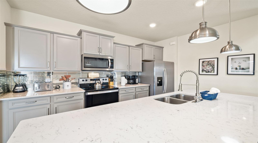 Davenport, Florida 33897, 7 Bedroom Bedrooms, ,5 Bathroombathrooms,Residential,For Sale,Aloha,0,Mfro6446555