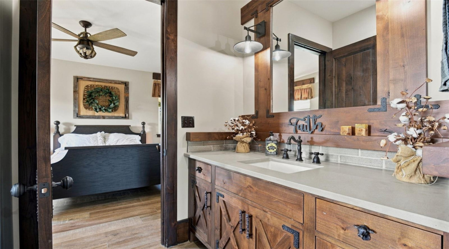 2Nd Floor Guest Suite With 2 Walk-In Closets