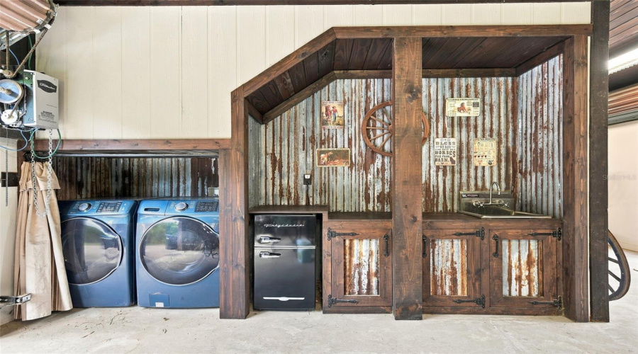 Barn Has Service Counters - Fridge-Washer&Amp;Dryer