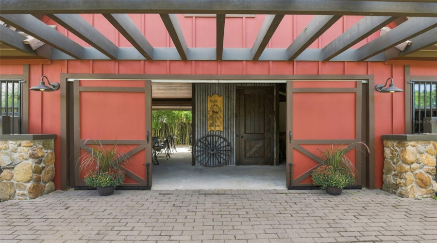 2 Story Barn With Carriage Loft Apartment